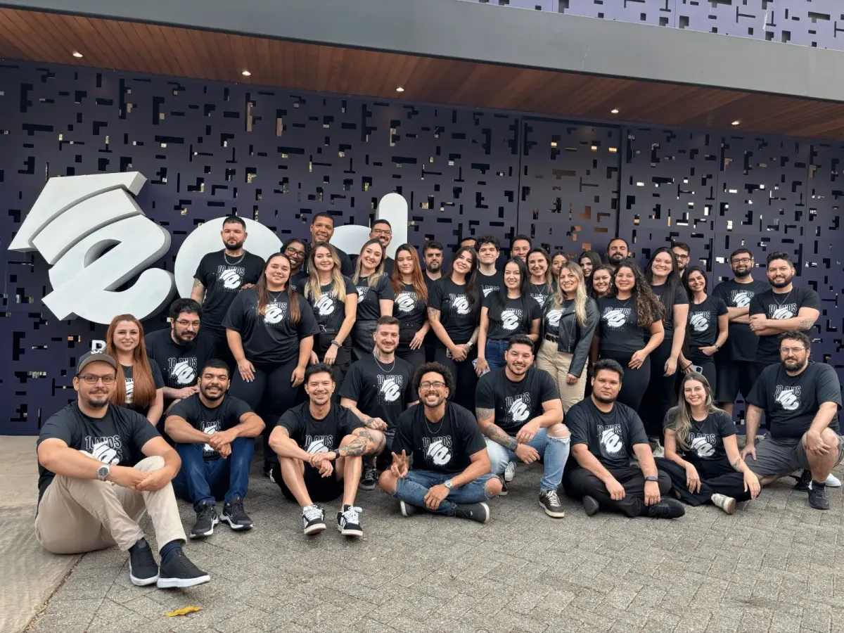 Equipe da EAD Plataforma reunida em frente à sede